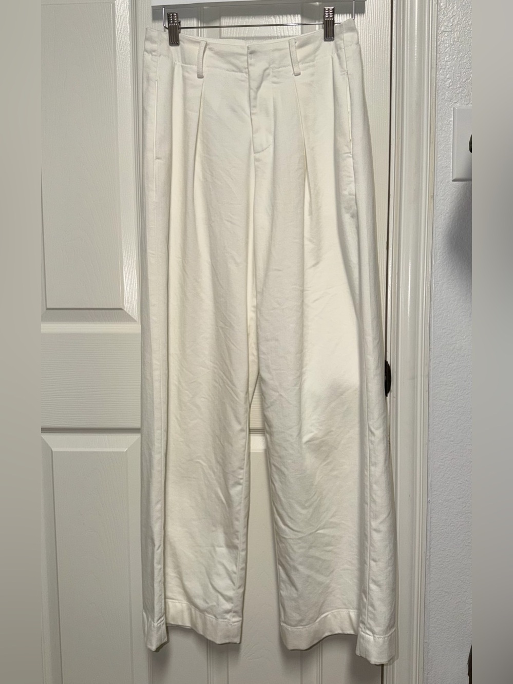 Goelia Wide-Leg Pleated High-Rise Trousers in White, Cotten blended